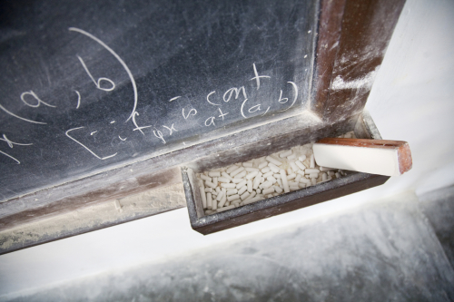 Kreidetafel mit mathematischen Gleichungen und Kreide