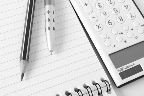Block mit Bleistift, Kugelschreiber und Taschenrechner