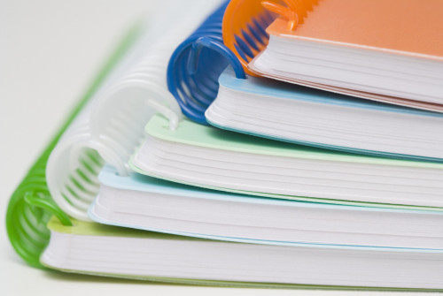 Fünf verschiedenfarbige Notizblöcke, gestapelt aufeinander